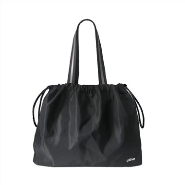 الصالة الرياضية وحقيبة العمل النسائية